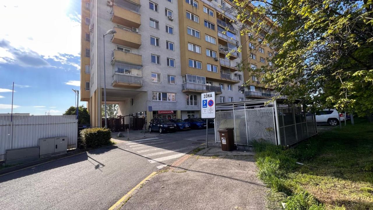 2 Room Apartment, Near Oc Galeria, Petrzalka Bratislava Exteriör bild